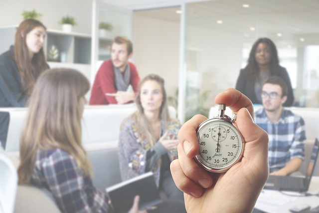 Grupo de personas colaborando en una oficina, representando administración